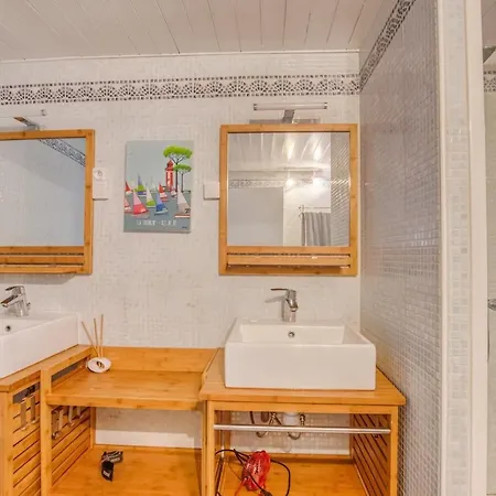 Le Jardin Pour Decor, La Mer Pour Terrain De Jeux ! Holiday home
