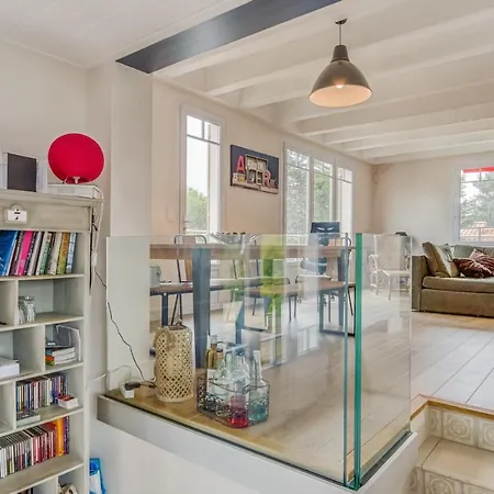 Le Jardin Pour Decor, La Mer Pour Terrain De Jeux !